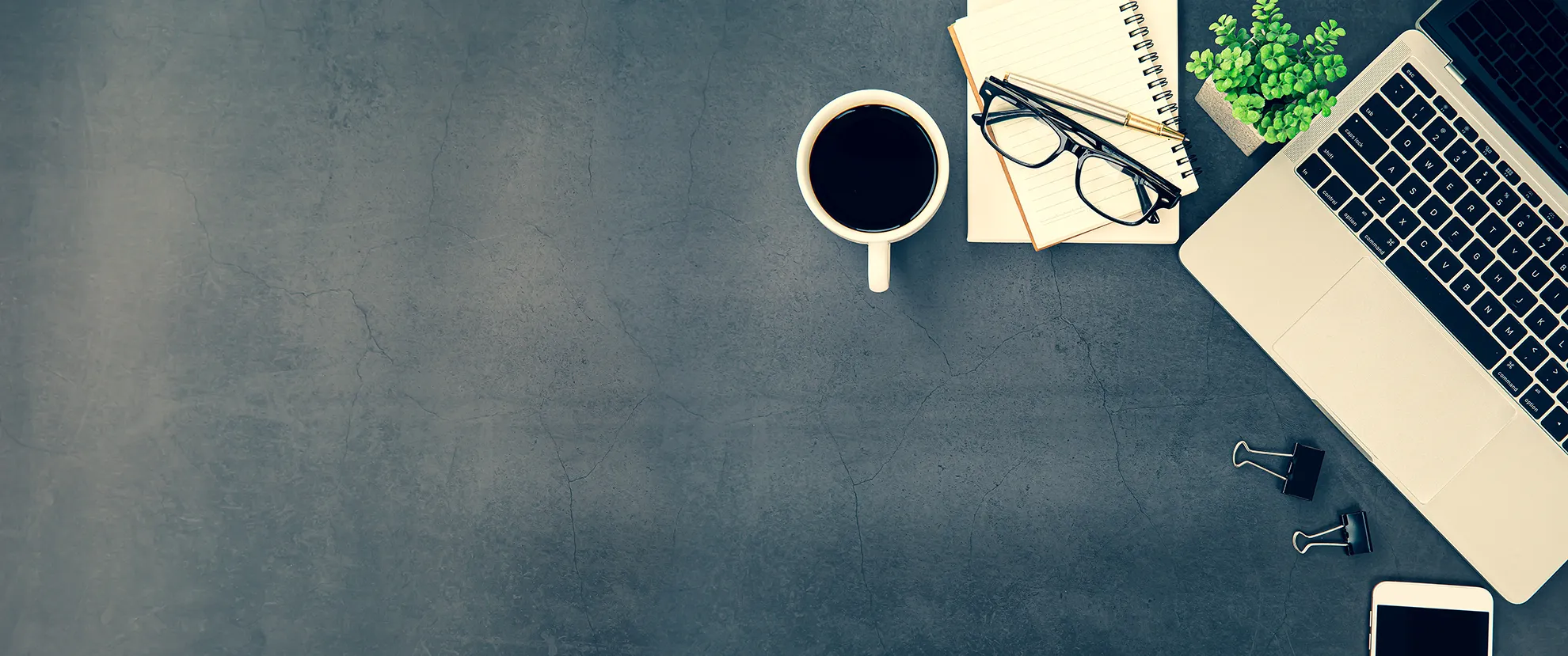 デスクの上の写真（メインビジュアル）